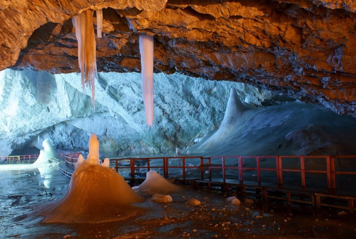 Avertizarea unui cercetător român: „România ar putea PIERDE cel mai important obiectiv turistic natural. Este vorba despre Ghețarul de la Scărișoara”