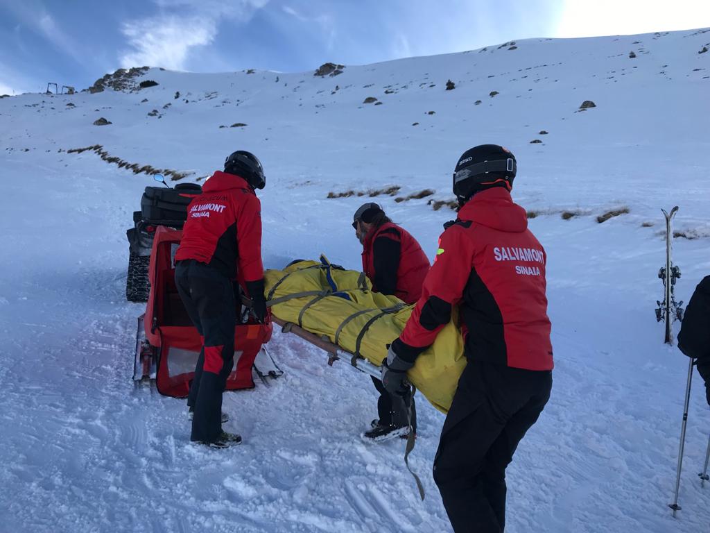 Misiune periculoasă în munți. Salvamontiștii merg pe jos 9 ore pentru a recupera trupul unui turist mort. Elicopterul nu a putut ajunge