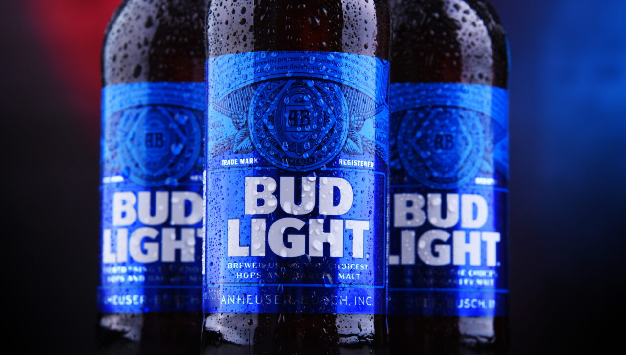 BUD LIGHT a pierdut miliarde de dolari după ce a semnat un contract de publicitate cu o persoană transgender