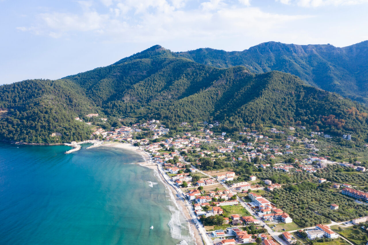 Familie de români JEFUITĂ în Grecia. Hoţii le-au furat 1.000 de euro din seiful camerei de hotel din Thassos