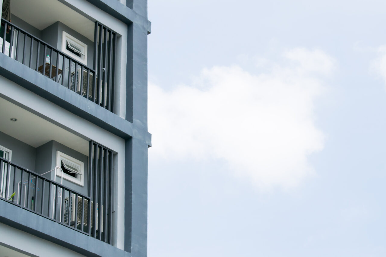 Ce trebuie să știe românii care vor să își închidă balconul sau să își construiască garaj în curte. S-a schimbat legea!