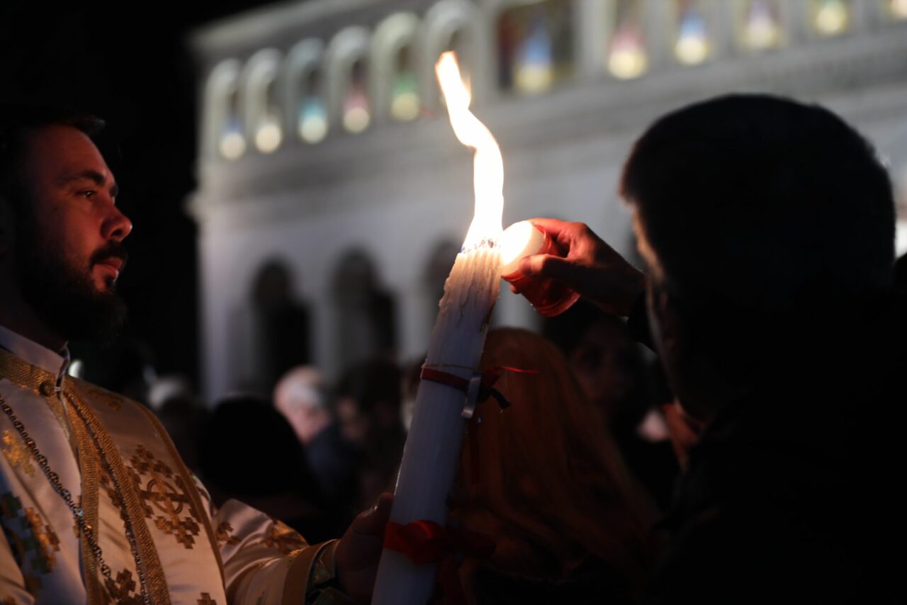 GALERIE FOTO: Slujba de Înviere de la Catedrala Patriarhală. Sute de credincioși au primit Lumina Sfântă