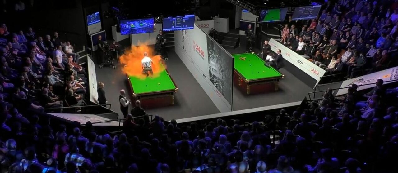 Ce s-a întâmplat la Campionatul Mondial de SNOOKER depășește orice imaginație! Un protestatar a distrus masa de joc cu un praf portocaliu! VIDEO