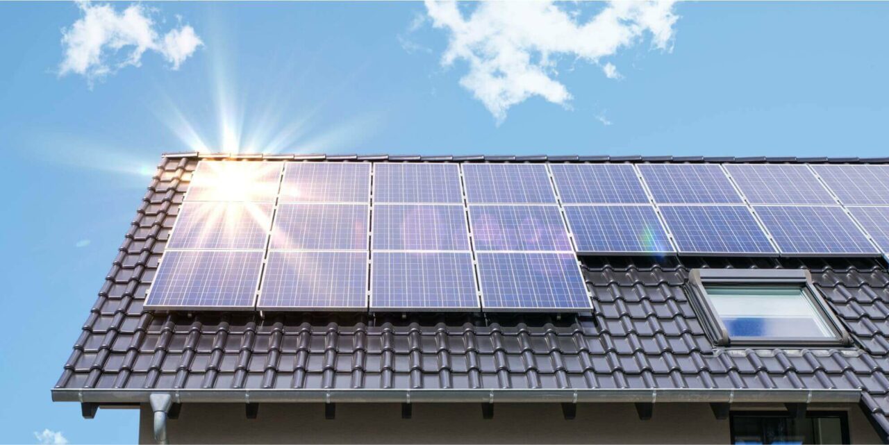 Bărbatul din Dâmbovița care a construit un panou solar pentru încălzirea locuinței. „FUNCȚIONEAZĂ 8 ore/zi”