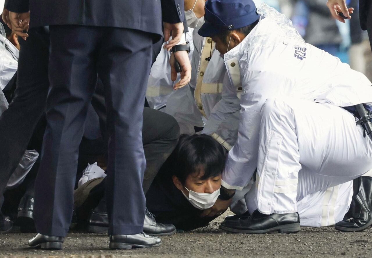 VIDEO: Premierul Japoniei, evacuat de URGENȚĂ. În timp ce susținea un discurs, un bărbat a aruncat o „bombă fumigenă” / Individul, reținut