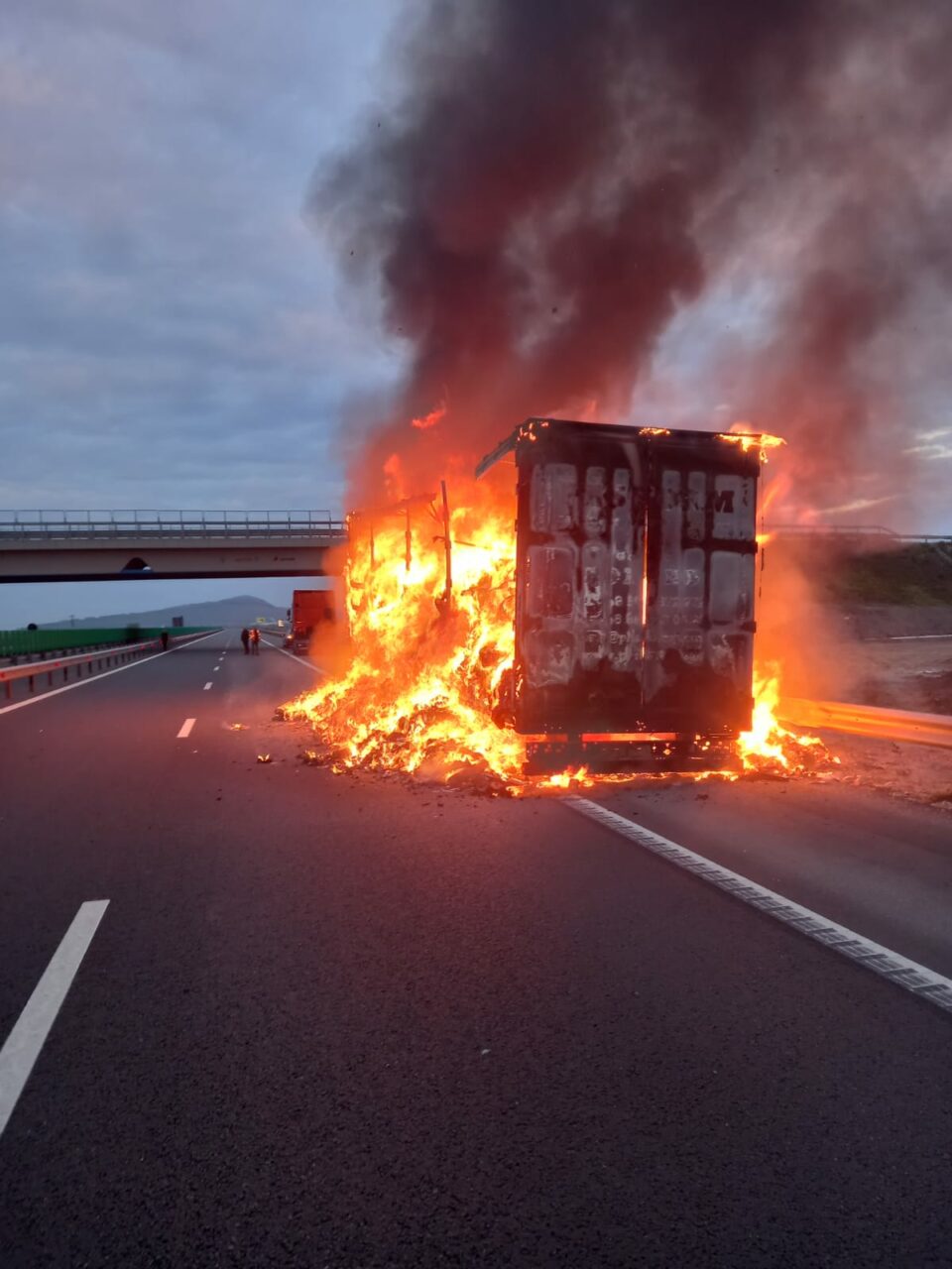 Incendiu pe autostrada A10 Sebeş-Turda. 10 tone de textile, aflate într-un TIR, s-au făcut scrum – GALERIE FOTO-VIDEO
