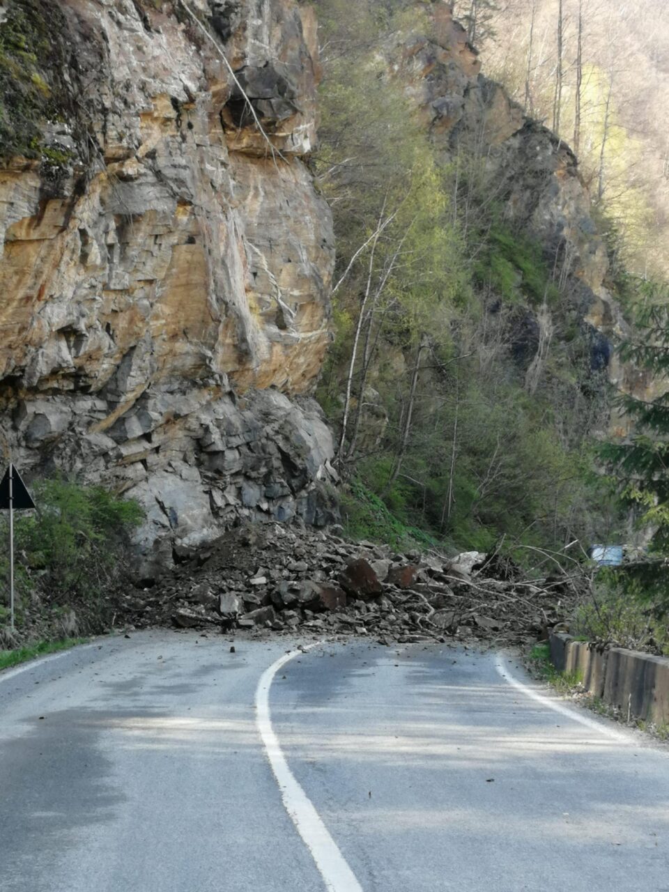 Transalpina: Circulație închisă temporar pe două porțiuni de drum din cauza unor căderi de pietre