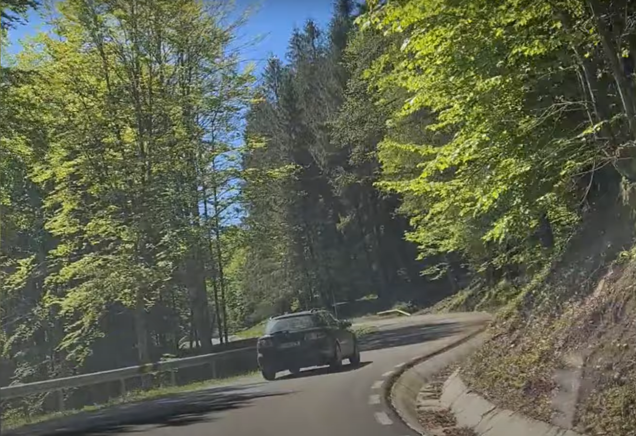VIDEO | Cum arată drumul de munte care ar putea fi o alternativă la aglomerația de pe Valea Oltului. Este de o frumusețe rară