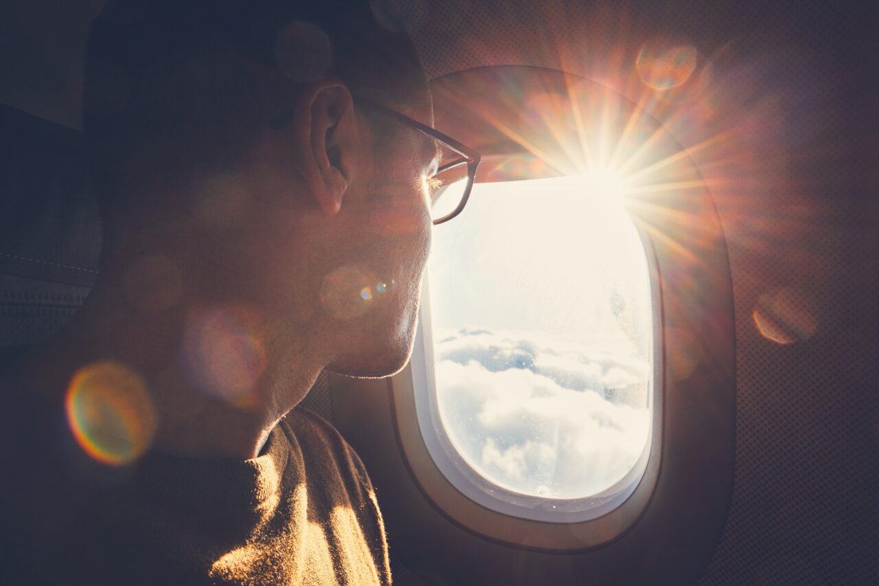 Articolul de îmbrăcăminte pe care NU trebuie să îl porți niciodată în avion. Puțini români știu acest lucru!