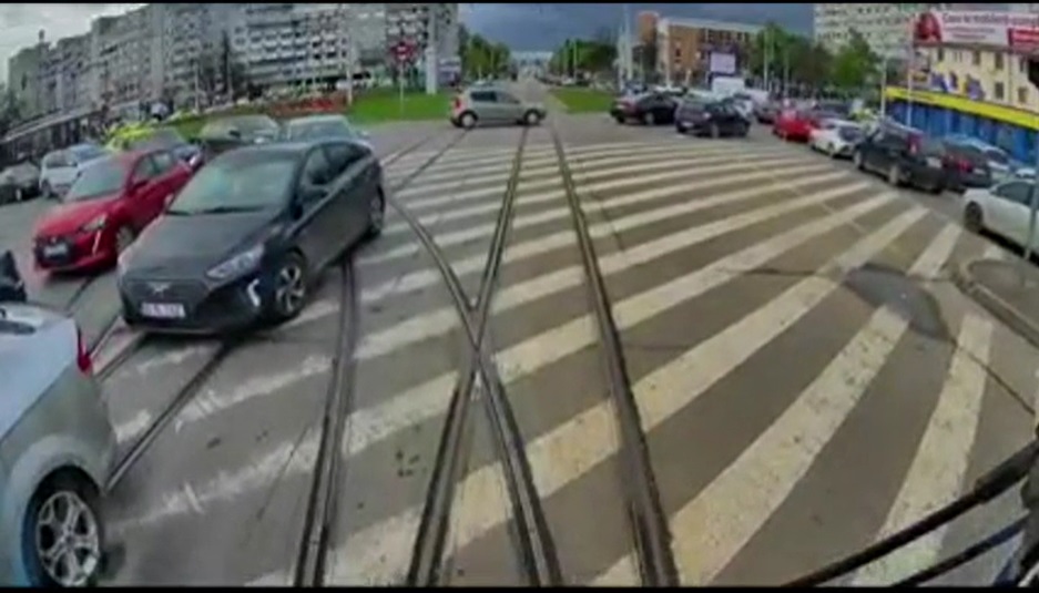 VIDEO. Dialog HALUCINANT într-un tramvai din Iași. O pasageră îi cere vatmanului să încalce regulile de circulație: „Îți arăt eu trafic”
