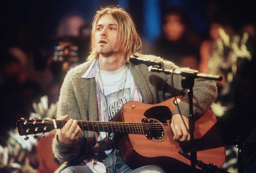 Una dintre chitarele sparte de KURT COBAIN, vândută cu 600.000 de dolari