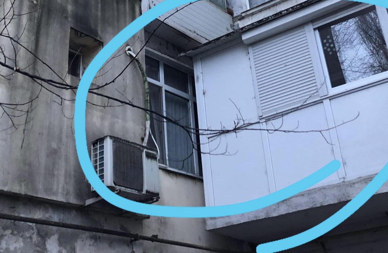 Cum se construiește în România: și-a tras balcon la 30 de cm de geamul vecinului! Reacția HALUCINANTĂ a autorităților