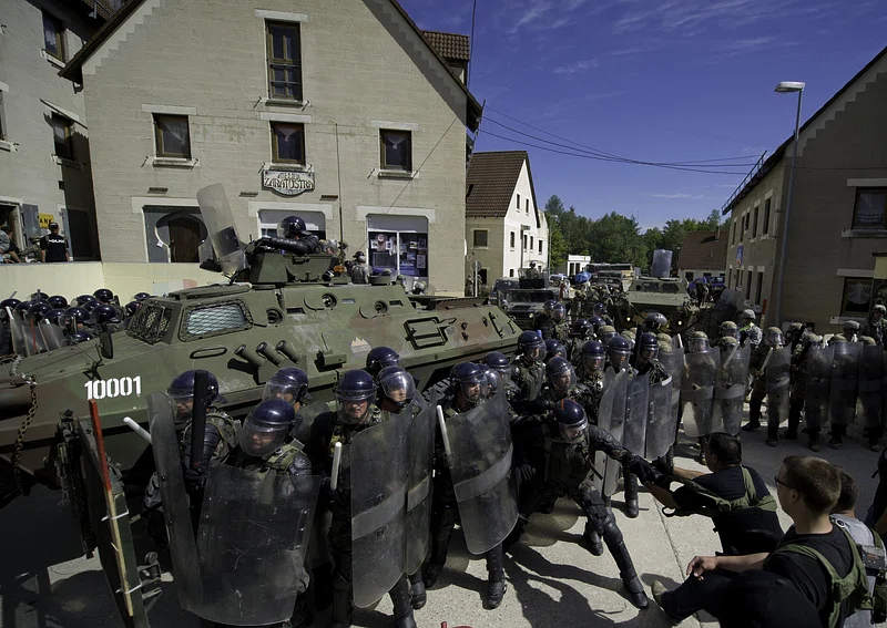 Lupte teribile în Kosovo între etnicii sârbi și trupele KFOR / Zeci de răniți în ambele tabere, reuniune DE URGENȚĂ la cel mai înalt nivel