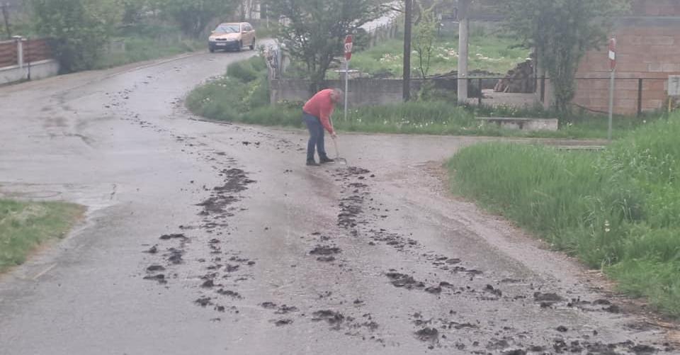 Primar din Cluj, exemplu pentru toți edilii din România. A pus mâna pe lopată și a curățat singur drumul comunal – FOTO