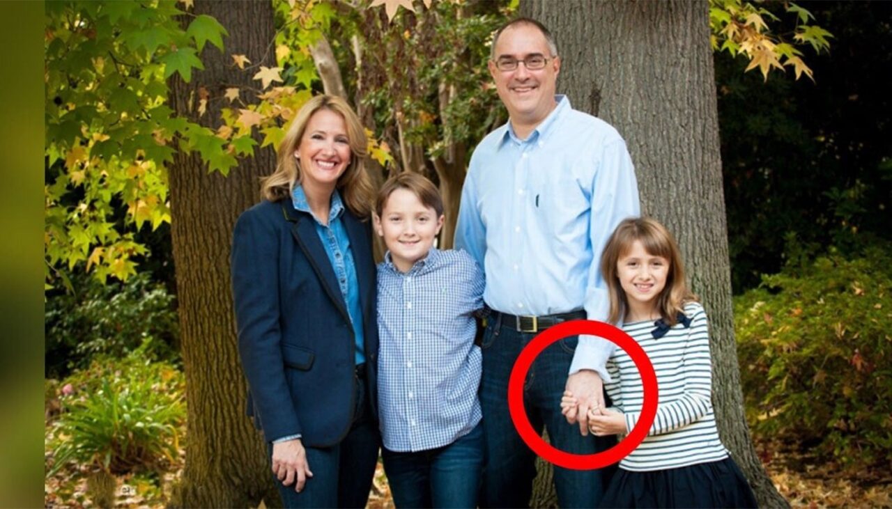 Femeia din imagine a divorțat de soțul ei, după ce a observat un DETALIU ireal, în această fotografie de familie, realizată în parc