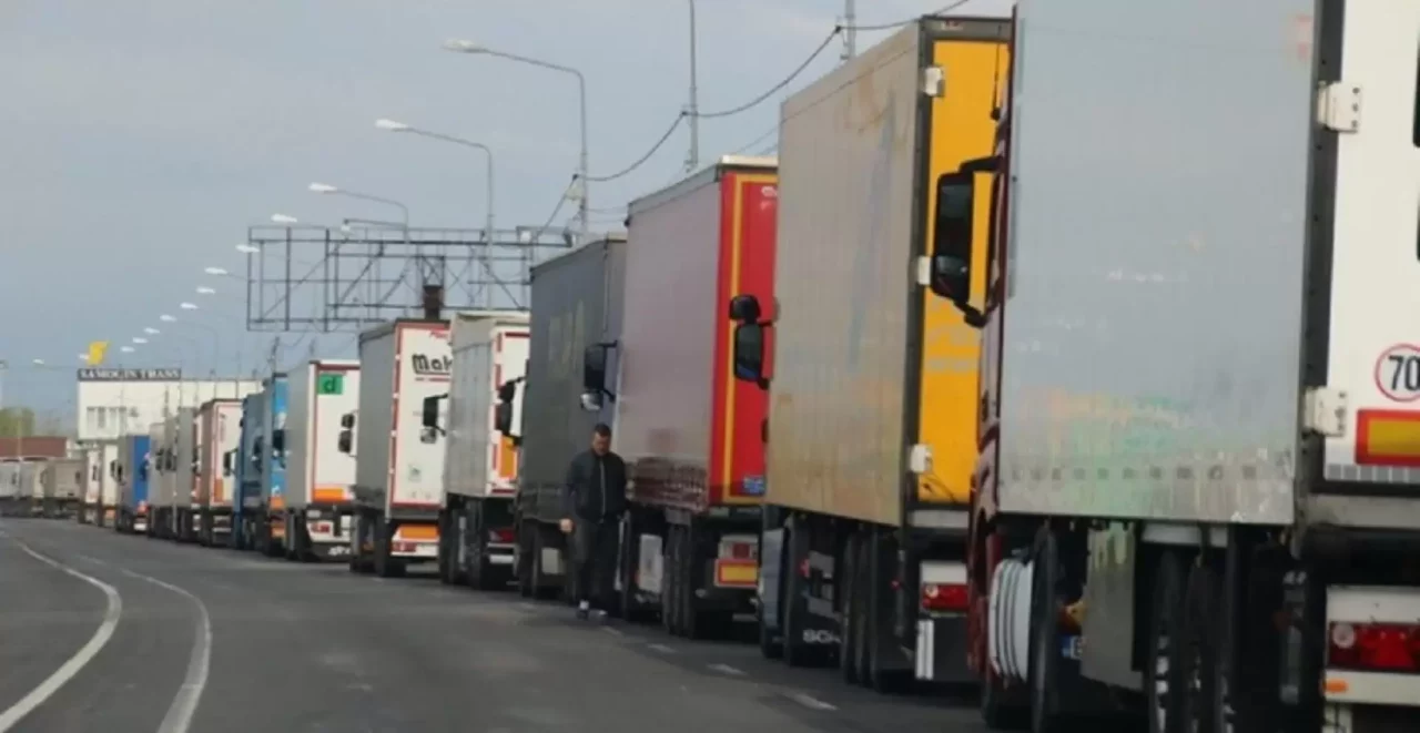 GIURGIU. Un ucrainean a ascuns ȚIGĂRI de contrabandă în valoare de 3 milioane de lei într-un camion cu varză