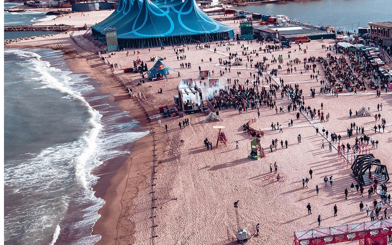 Peste 100.000 de turiști au „luat cu asalt” litoralul românesc în  minivacanța de 1 mai. Festivalul „Beach, Please”, un „magnet” pentru tineri