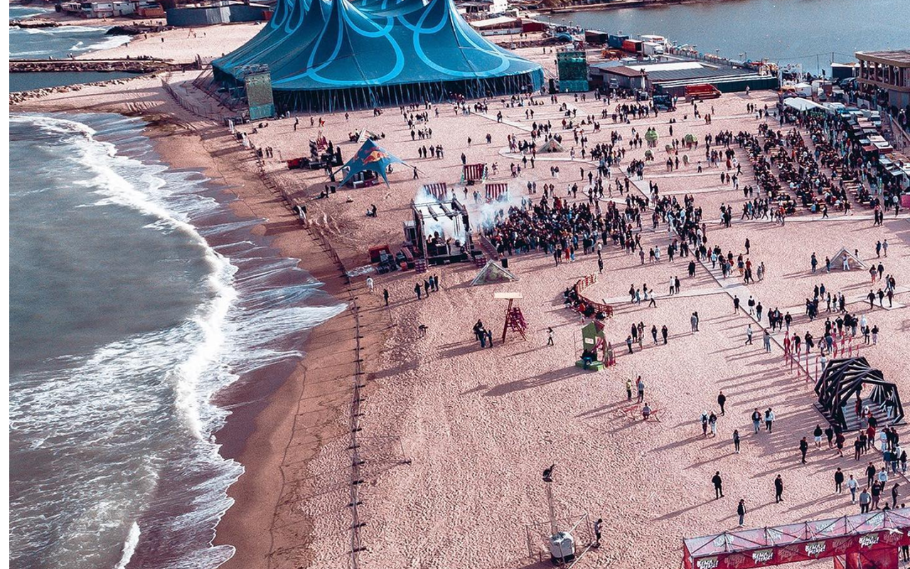 Peste 100.000 de turiști au „luat cu asalt” litoralul românesc în minivacanța de 1 mai. Festivalul „Beach, Please”, un „magnet” pentru tineri