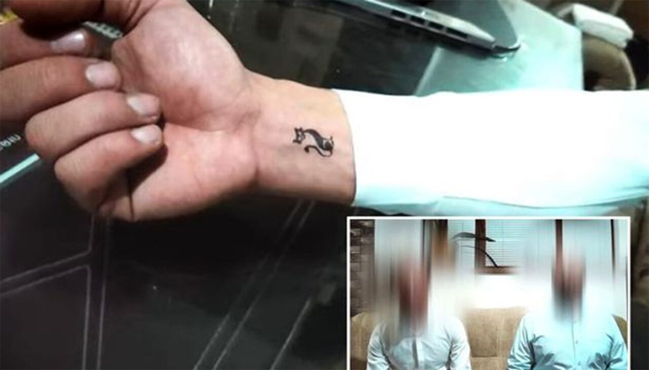 Acești doi bărbați susțin că sunt una și aceeași persoană: „Suntem CĂLĂTORI ÎN TIMP din ani diferiți. Tatuajele noastre dovedesc acest lucru”