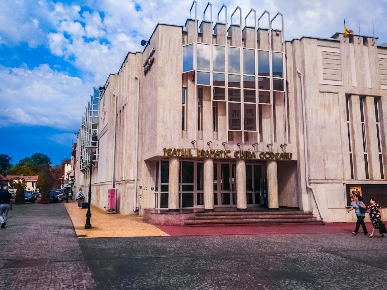 Pian VALOROS folosit de muncitori pe post de masă, la teatrul din Târgu Jiu. Artist: „E ca și cum ai înjura într-o biserică“