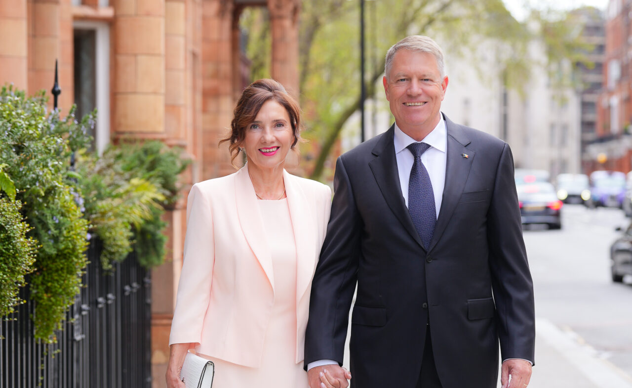 Cum s-a îmbrăcat Carmen Iohannis la încoronarea Regelui Charles