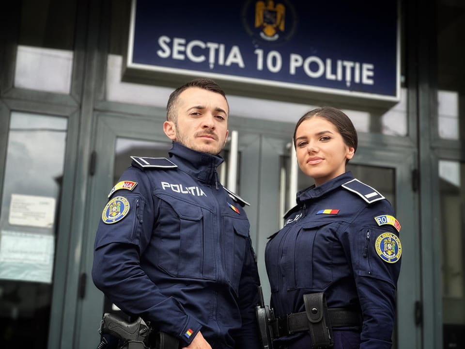 Ce a pățit un bărbat prins în FLAGRANT de polițiști după ce a furat tricouri de firmă dintr-un magazin. „Erau îmbrăcați în civil”