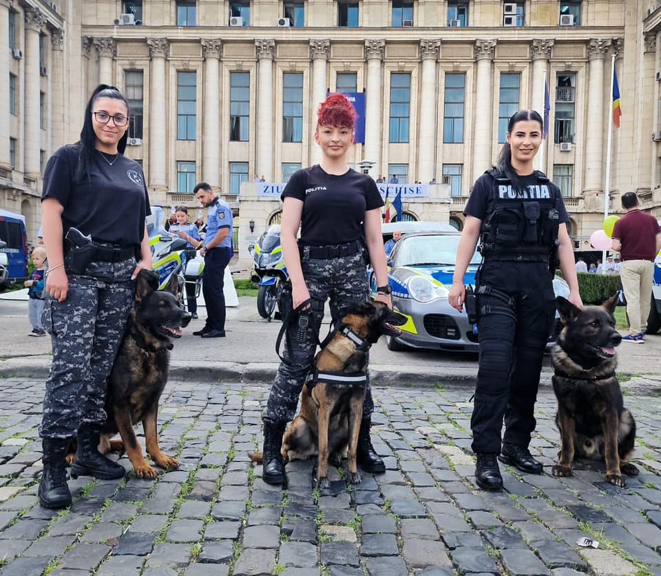 FOTO Ziua Porților Deschise pentru Copii la MAI. Ateliere de creație, tombole, câini polițiști, motociclete și mașinile pompierilor, printre atracții