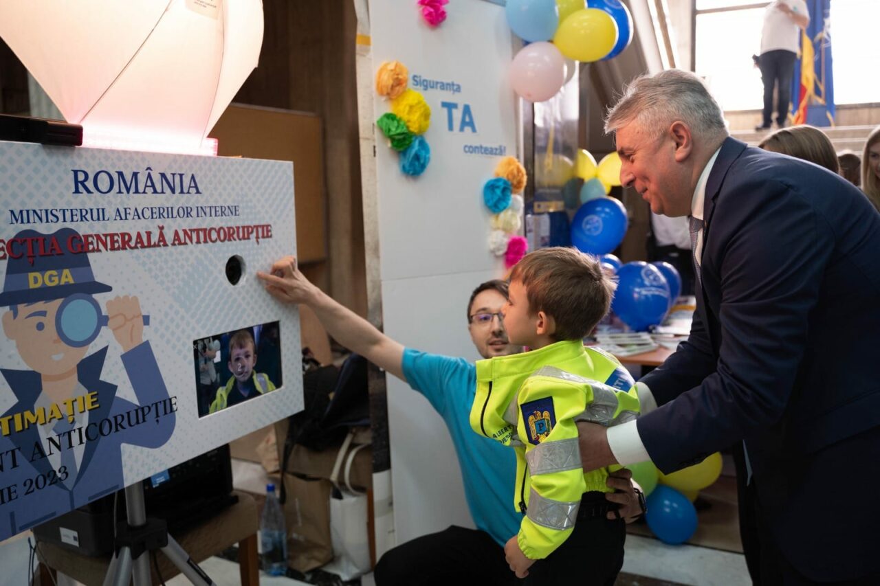 Ziua Porților DESCHISE pentru Copii la Direcția Generală Anticorupție: Ne-am făcut legitimații de „agent anticorupție – 1 Iunie 2023“