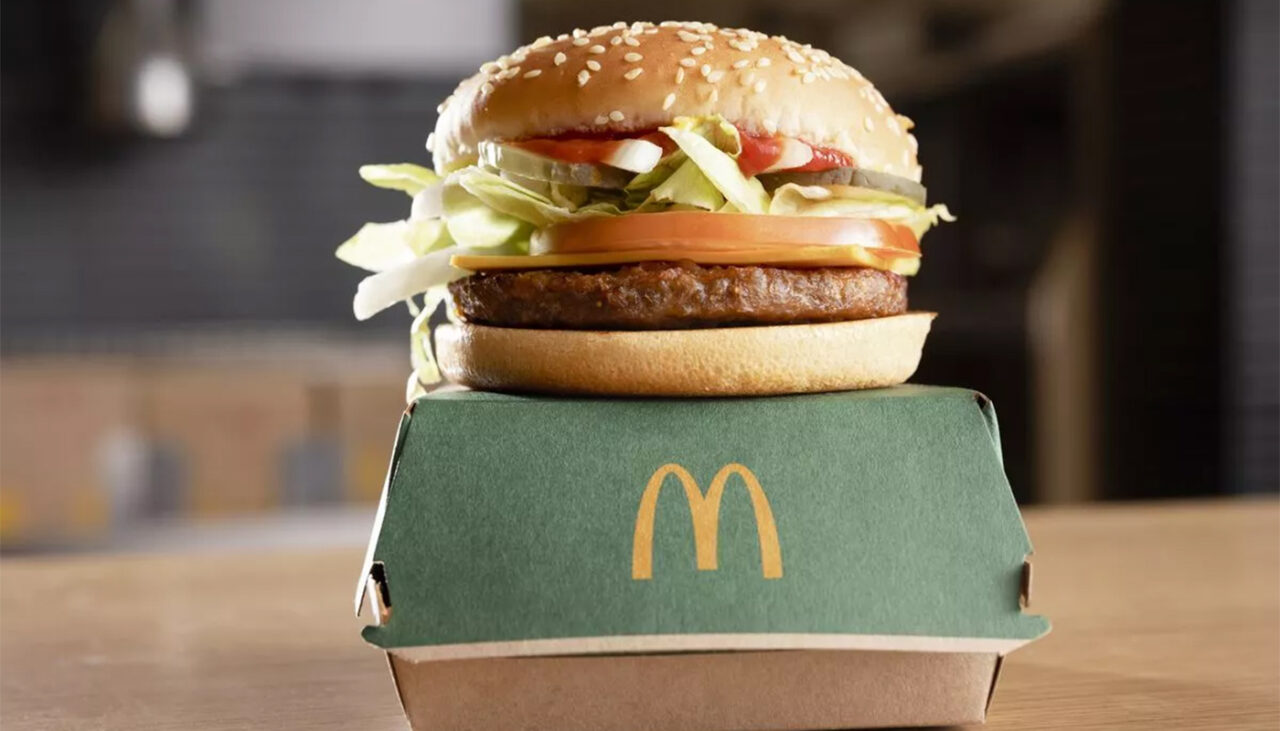 Ce conțin, în realitate, BURGERII de la McDonald’s. Puțini români știu ce mănâncă, de fapt