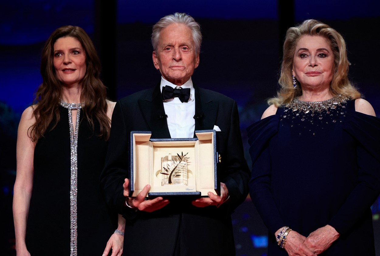 Cannes 2023: Ediția a 76-a a început cu Michael Douglas premiat pentru întreaga carieră și Johnny Depp în filmul din deschiderea oficială