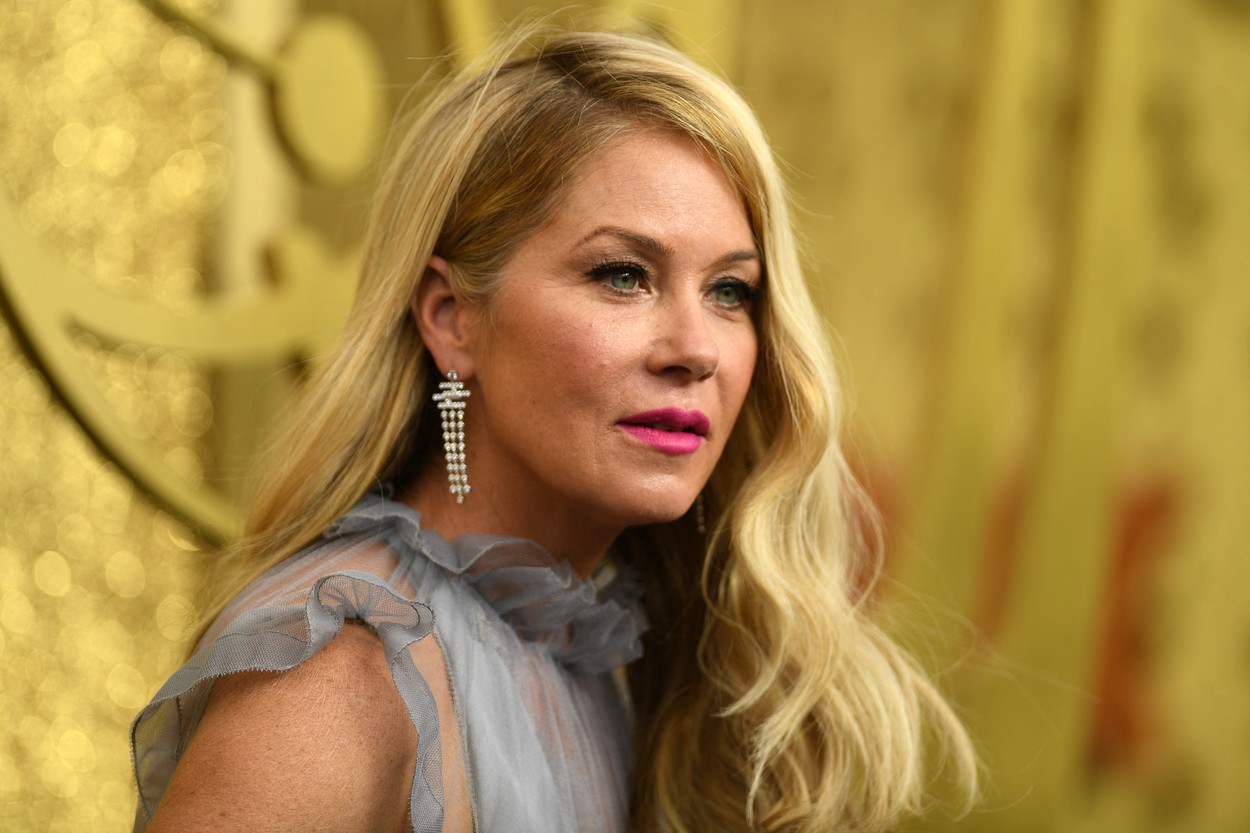 Christina Applegate nu va mai apărea în fața camerei, ca urmare a efectelor bolii de care suferă. Actrița a fost diagnosticată cu scleroză multiplă