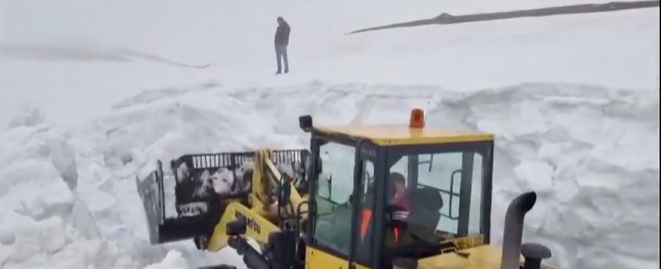 VIDEO. Continuă deszăpezirea pe Transalpina. Care este termenul de reluare a circulației pe tronsonul dintre Rânca și Obârșia Lotrului