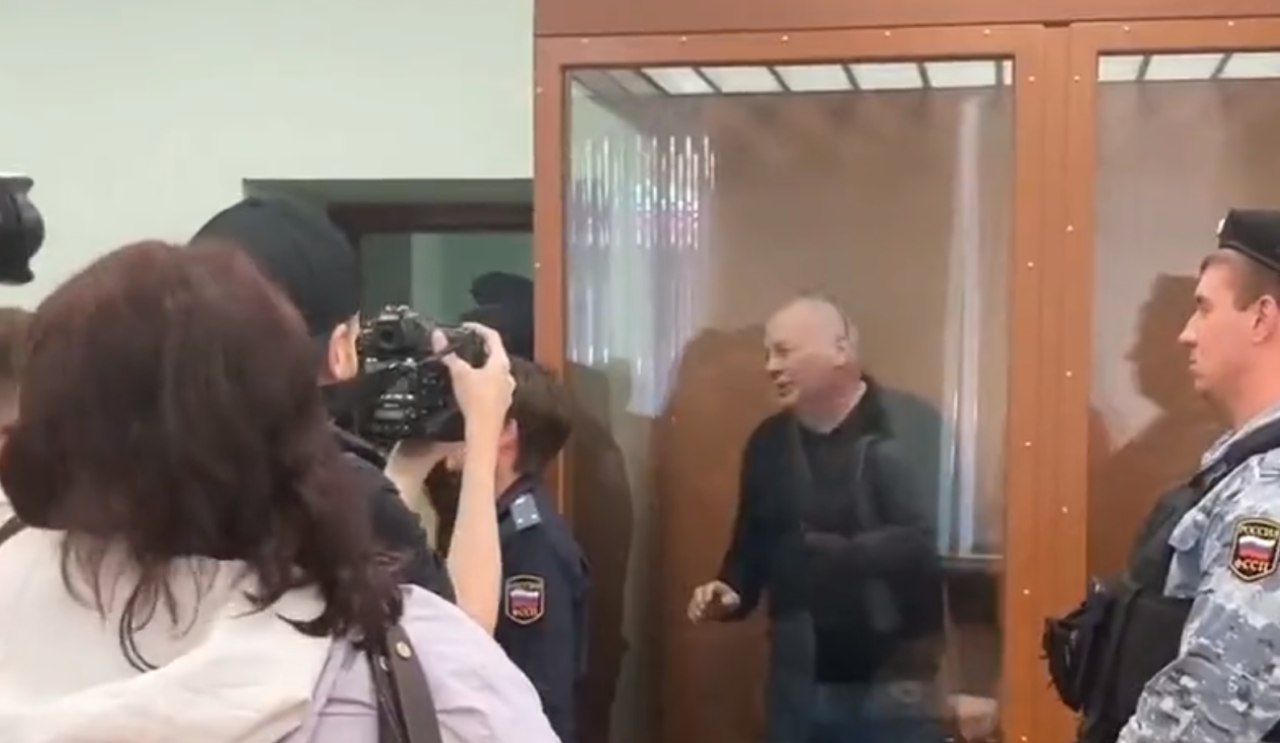 Judecat pentru ”justificarea terorismului”, activistul rus Mikhail Krieger a cântat imnul rezistenței ucrainene în fața instanței