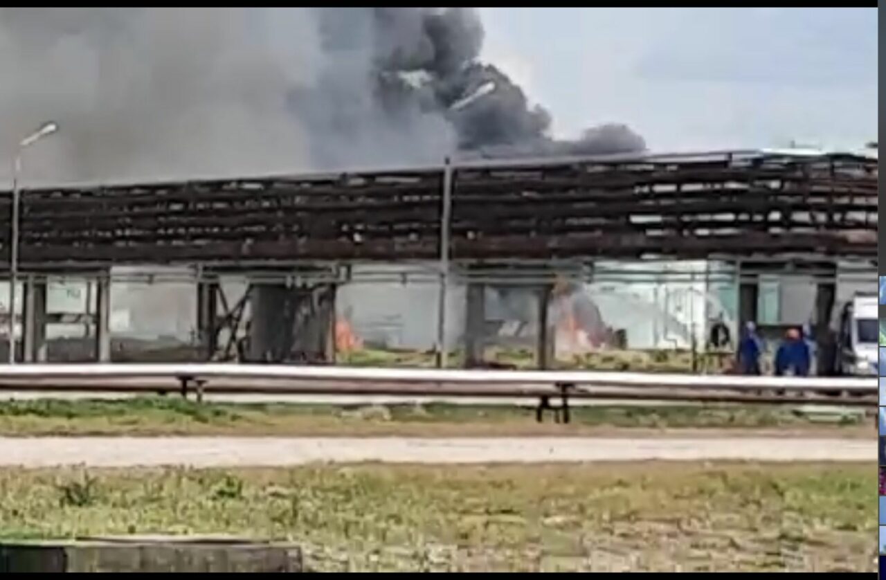 Unul dintre muncitorii răniți în incendiul de la Rafinăria Petrobrazi a murit la spital. Reacția OMV Petrom