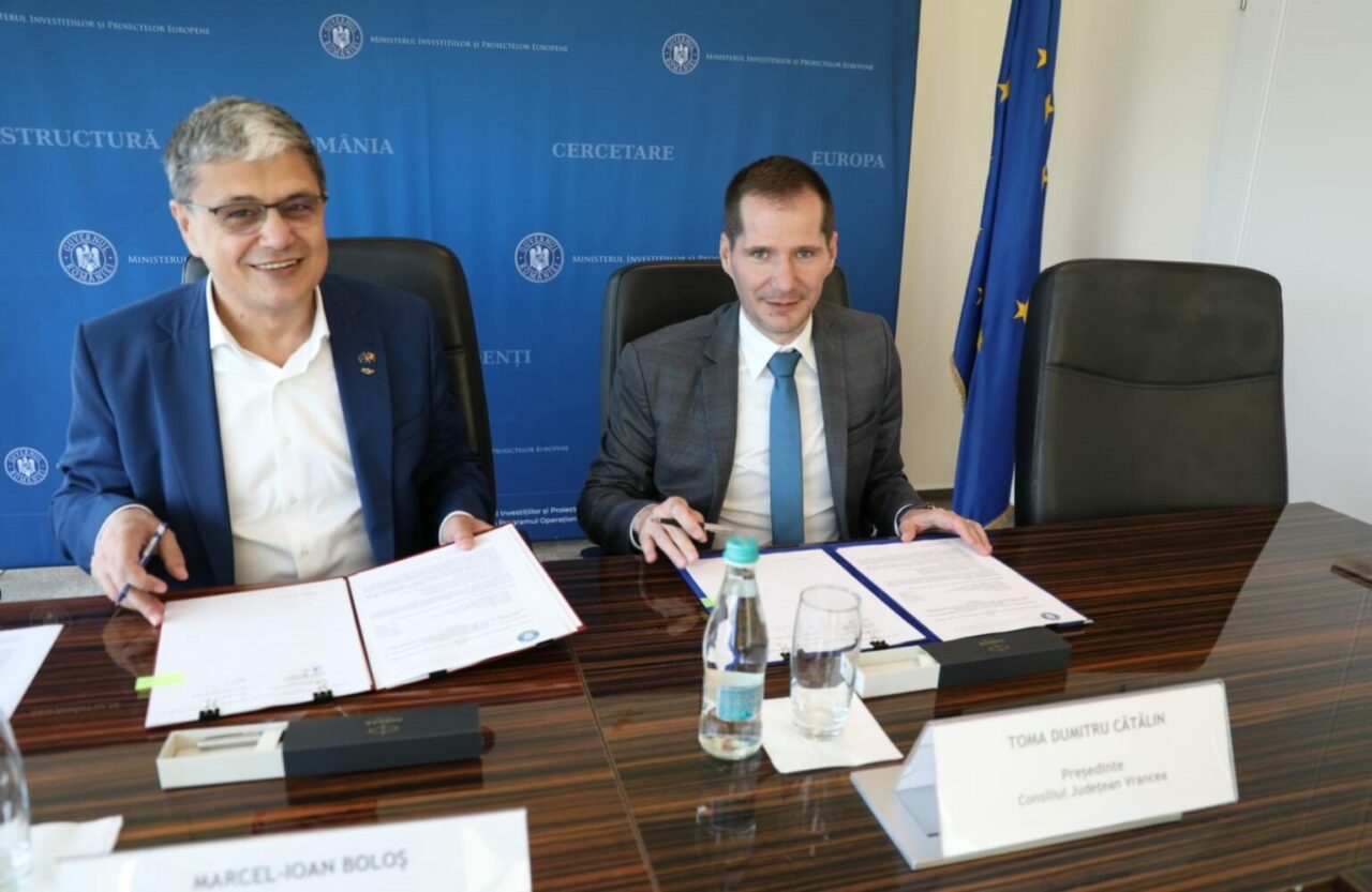 Școlile din Vrancea, echipate cu PANOURI fotovoltaice. Ministrul Marcel Boloș a semnat un contract de finanțare de 1,2 milioane euro în acest județ