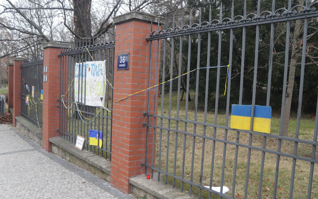 Ambasadele și consulatele din China, somate să nu mai afișeze STEAGURI ucrainene
