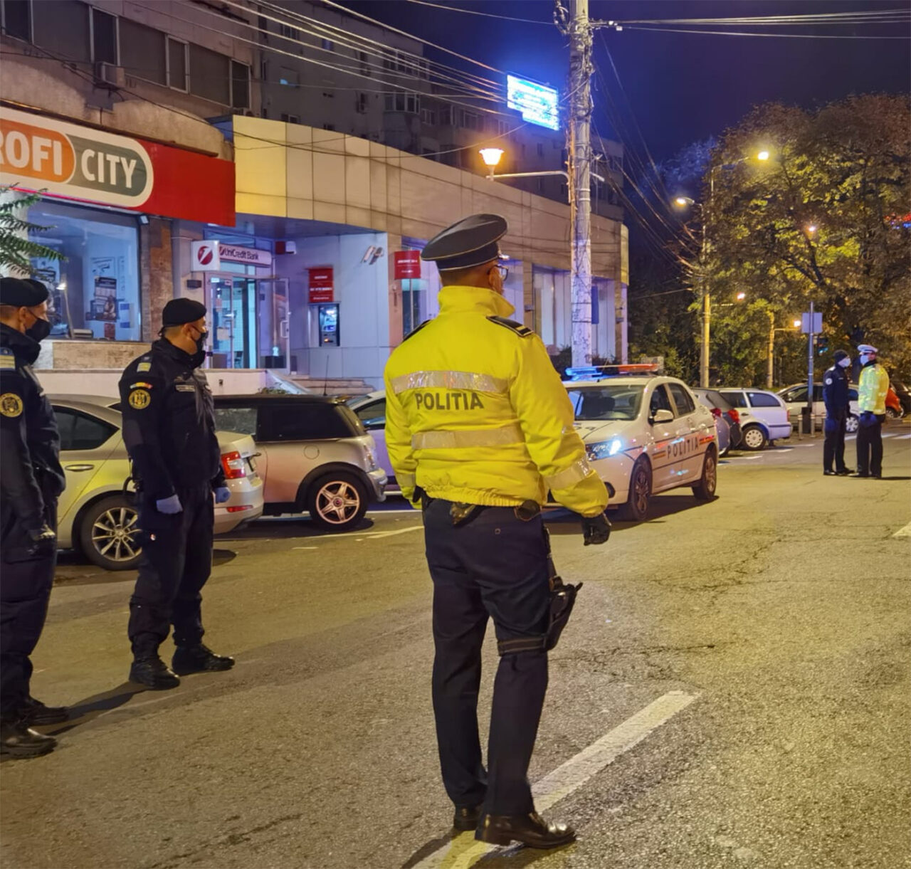 La ora 2:00 noaptea, polițiștii din Botoșani au observat 3 tineri DUBIOȘI și i-au pus să-și golească buzunarele. Ireal ce obiecte au găsit