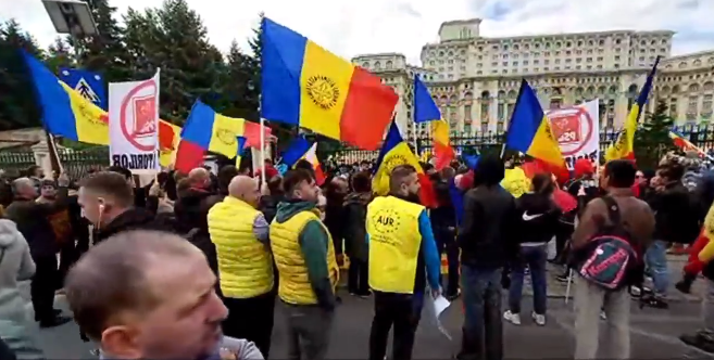 VIDEO. Protest AUR în fața Palatului Parlamentului: „Nu vă atingeți de copiii României” / Jandarmeria anunță că manifestațiile sunt ILEGALE