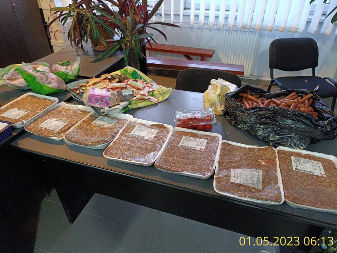 Cu gândul la grătarul de 1 mai, doi tineri au spart un restaurant și au furat mici și cârnați