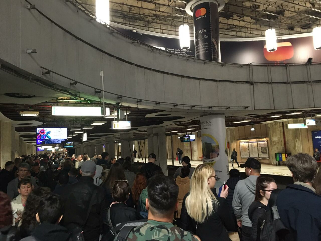 Un bărbat s-a aruncat în fața metroului în stația Aviatorilor. Traficul în subteran a fost perturbat