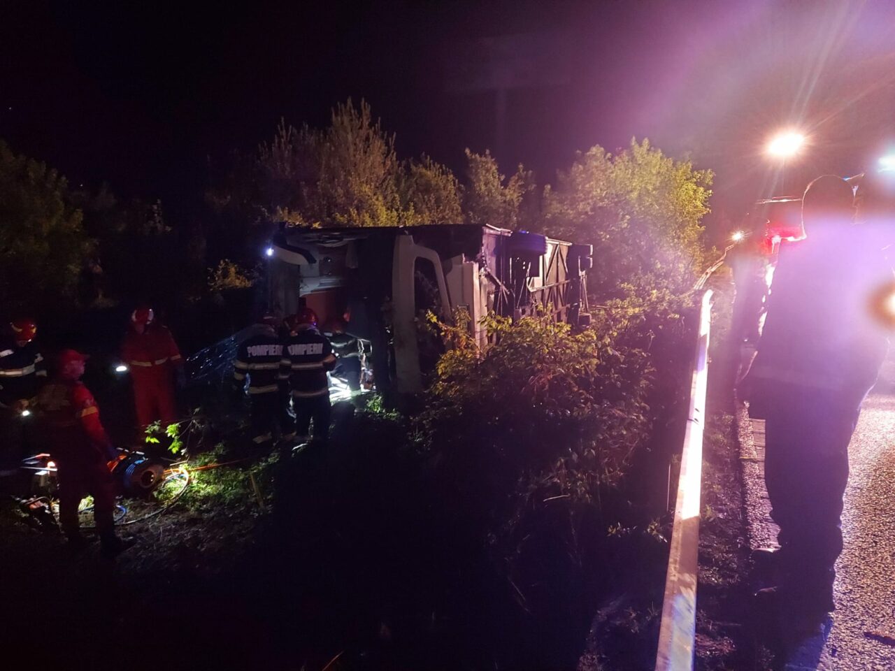 Un autocar s-a răsturnat pe DN1. Șoferul a rămas ÎNCARCERAT