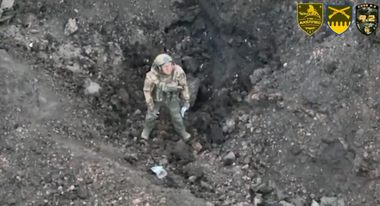 VIDEO | Un SOLDAT RUS a ales să se predea unei drone ucrainene, apoi camarazii săi au început să tragă asupra lui. Ce s-a întâmplat după