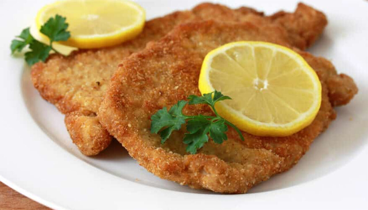 Pare o glumă, dar nu e. Câți bani percepe un restaurant pe „decorul de PĂTRUNJEL” de lângă șnițel