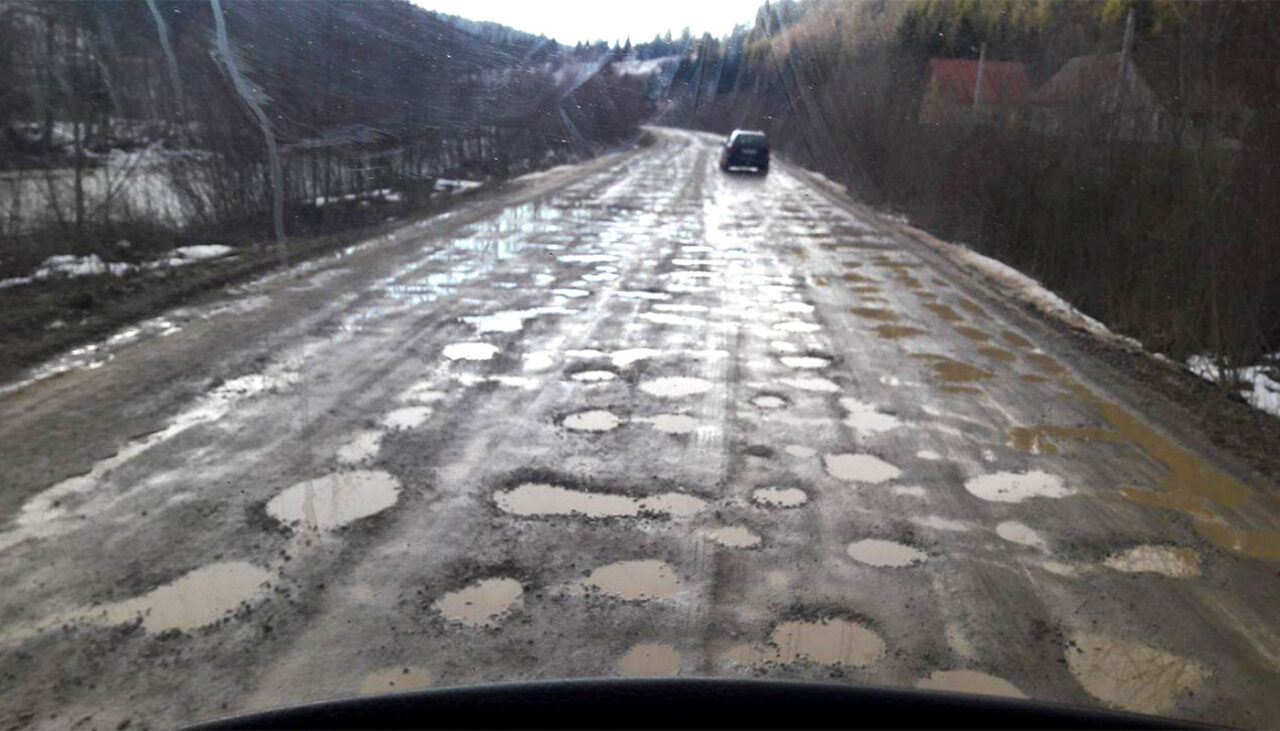 Cea mai proastă șosea din România. Este NEASFALTATĂ și e plină de gropi