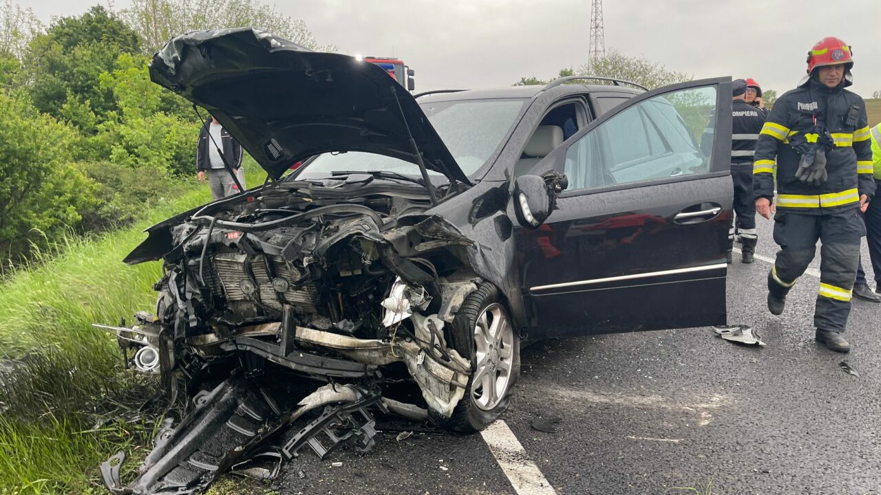 VIDEO | Accident mortal în Argeș. Un șofer a murit pe loc după ce un altul a pătruns cu autoturismul pe contrasens și s-a izbit de mașina sa