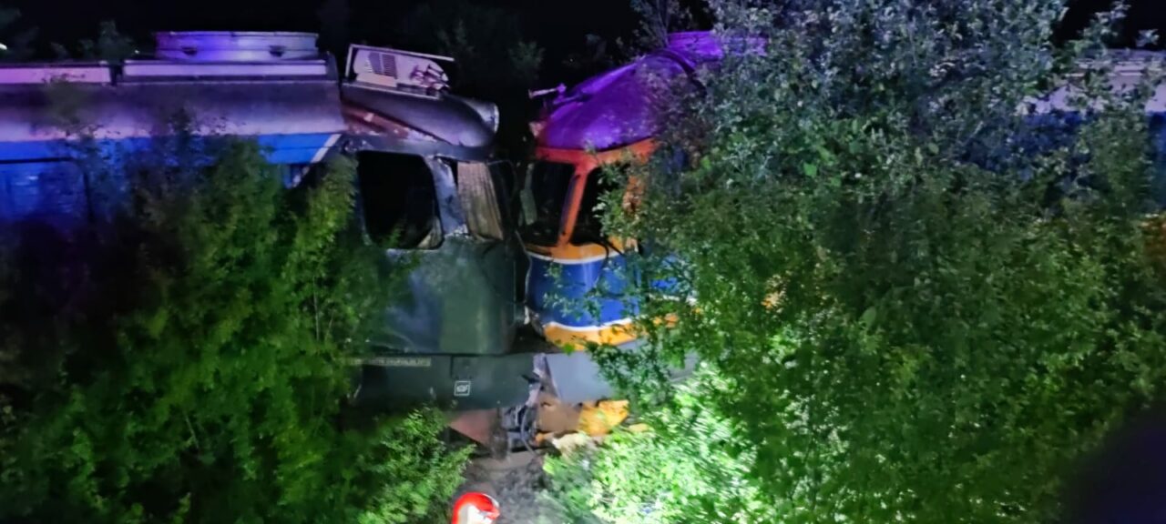Accident între două LOCOMOTIVE în gara Toporu din Giurgiu. Doi bărbaţi au ajuns de urgenţă la spital