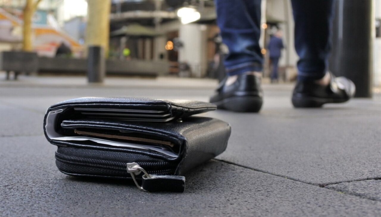 Ce a făcut o ROMÂNCĂ din Italia, după ce a găsit pe stradă un portofel cu 2.300 de euro. Și tu ai face la fel în locul ei?!