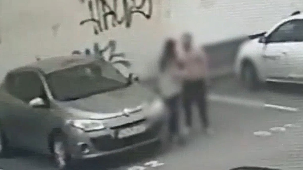 Șocant! Femeie din Buzău, LOVITĂ FĂRĂ MILĂ de propriul iubit, în plină stradă. De frică, s-a ascuns într-o bancă. Cum s-a încheiat scena