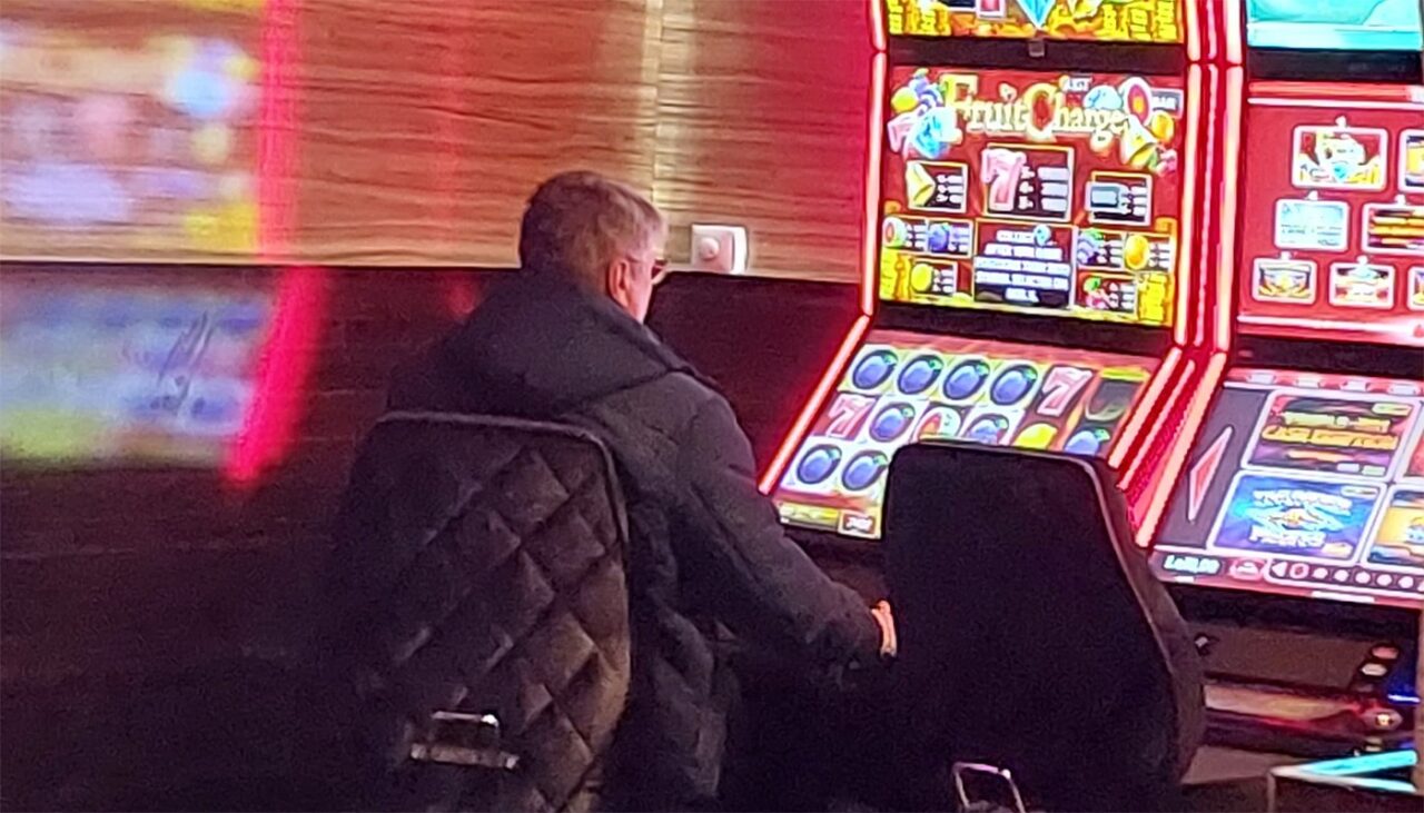 George lucra ca livrator în Constanța. Zilele trecute, a furat 10.716 ron și i-a jucat la „păcănele”. Ce a urmat e limpede de imaginat