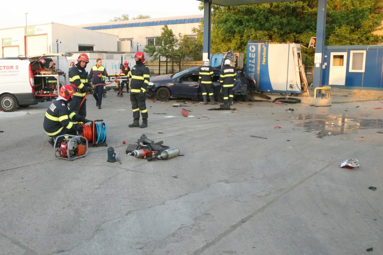 FOTO | O persoană a murit după ce o mașină a explodat într-o stație de încărcare cu gaz, lângă București